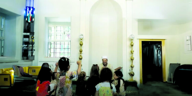 إمام تركي يبتكر طريقة لتشجيع الأطفال على القدوم للمسجد