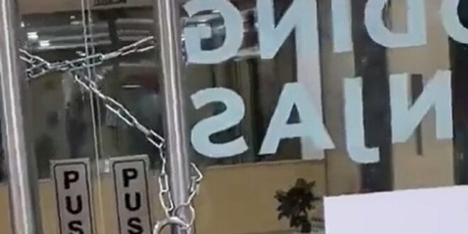 الهند.. مدير يغلق باب شركته بالسلاسل لمنع موظفيه من المغادرة (فيديو)