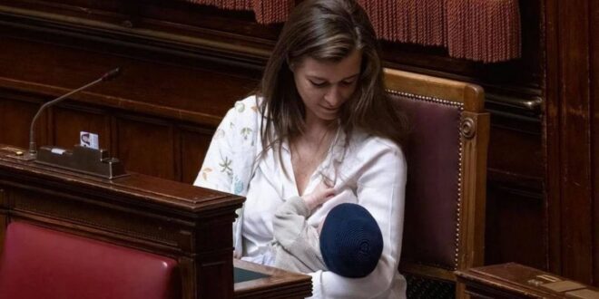 نائبة ترضع طفلها في إحدى جلسات البرلمان الإيطالي (فيديو+ صور)