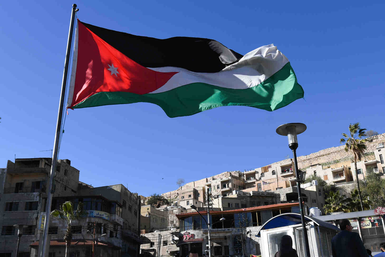 الشرطة الأردنية توقف شخصا لقيادته سيارته عن بعد (فيديو)