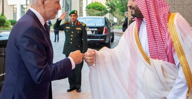 مصافحة بين ولي العهد السعودي الأمير محمد بن سلمان و الرئيس الأمريكي جو بايدن بقبضة اليد - صورة أرشيفية