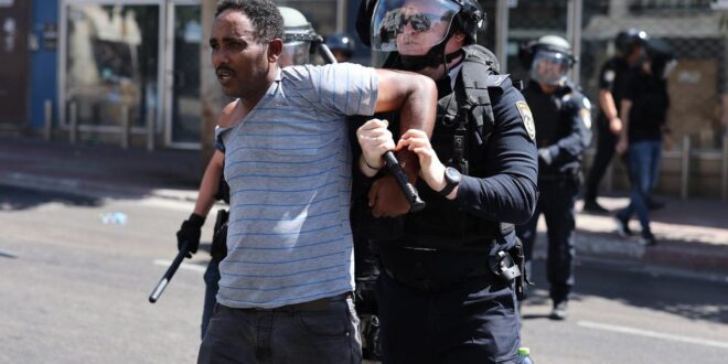 مكتب نتنياهو: بحث ترحيل طالبي لجوء إريتريين بعد أعمال عنف في تل أبيب