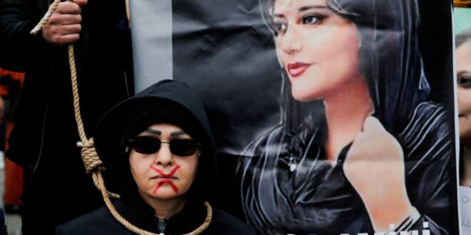 كيف أصبحت مهسا أميني أيقونة ضد القمع في إيران؟