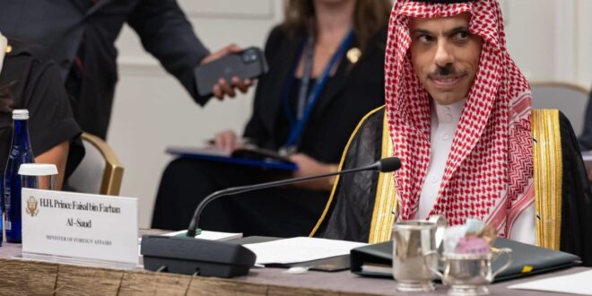وزير الخارجية السعودي يعقد اجتماعاً مع نظيريه الإماراتي والأميركي