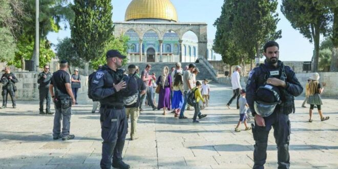 مئات المستوطنين يقتحمون باحات المسجد الأقصى بحماية الشرطة الإسرائيلية