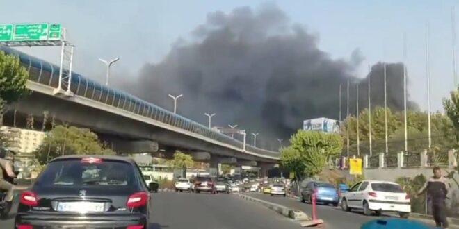 إخماد حريق في مستودع تابع لوزارة الدفاع الإيرانية