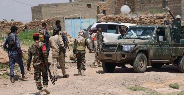 قوات أمن يمنية تنفذ عملية بحث في أعقاب مقتل أحد موظفي برنامج الغذاء العالمي في مدينة التربة في يوليو/ تموز 2023
