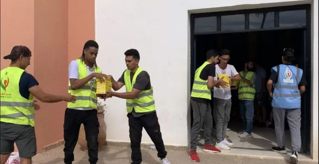 شباب مغاربة يقومون بجهود لمساعدة المنكوبين في الزلزال
