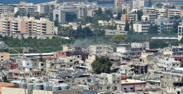 دخان يتصاعد من أبنية في مخيم عين الحلوة في لبنان.