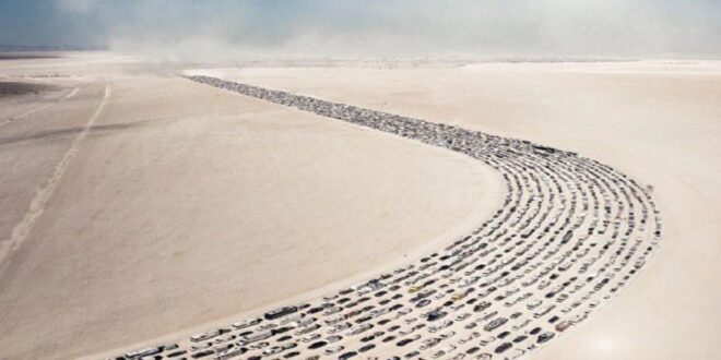 ازدحام مروري غير مسبوق في الصحراء (صور+ فيديو)