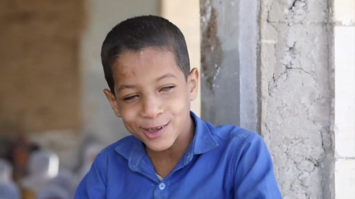 الحرب في اليمن: كيف ساعد طفل كفيف في إعادة بناء مدرسته في تعز؟