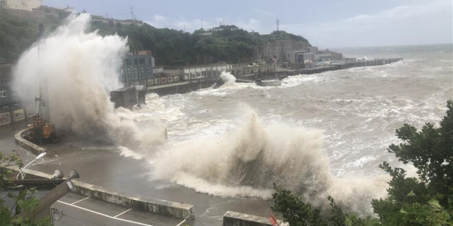 الصين تحذر من أمواج عاتية مع اقتراب إعصار "كوينو"
