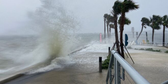 المكسيك تحذر من إعصار "نورما" مع اقتراب وصوله من سواحلها
