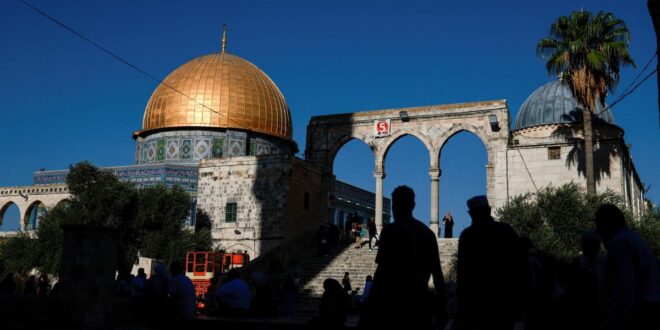 مستوطنون يقتحمون باحات المسجد الأقصى تحت حماية الشرطة الإسرائيلية