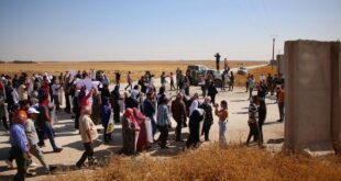 أكراد سوريا ينظمون وقفة احتجاجية أمام قاعدة أميركية