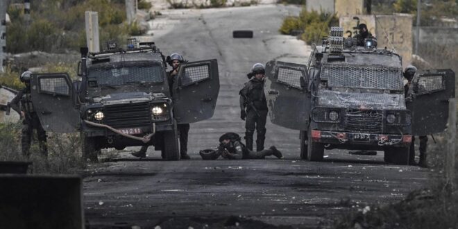 القوات الإسرائيلية تهدم منزلاً وتعتقل 7 فلسطينيين بينهم طفل بمخيم شمال رام الله