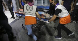 مسؤولو الخدمات الطبية في غزة يلجأون إلى المتطوعين