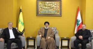 من لقاء أمين عام حزب الله حسن نصر الله مع صالح العاروري (يمين) نائب رئيس المجلس السياسي في حماس، وزياد نخالة أمين عام حركة الجهاد الإسلامي مطلع سبتمبر/أيلول 2023