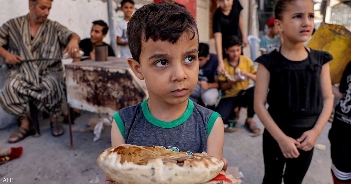 قطعتي خبز يوميا يعيش عليها الفلسطيني في غزة بحسب الأونروا