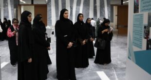 طالبات جامعة قطر يناقشن وزير التنمية الاجتماعية والأسرة حول قضايا المجتمع ودور المرأة بين الأمومة والطموح المهني