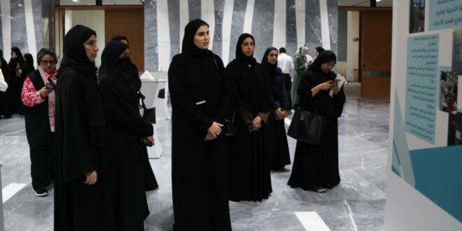 طالبات جامعة قطر يناقشن وزير التنمية الاجتماعية والأسرة حول قضايا المجتمع ودور المرأة بين الأمومة والطموح المهني