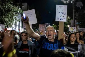 محتجون يحتشدون أمام منزل نتنياهو في القدس