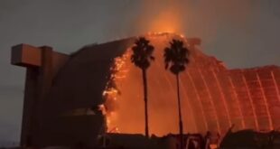 حريق يلتهم حظيرة تاريخية لتخزين المناطيد في كاليفورنيا الجنوبية