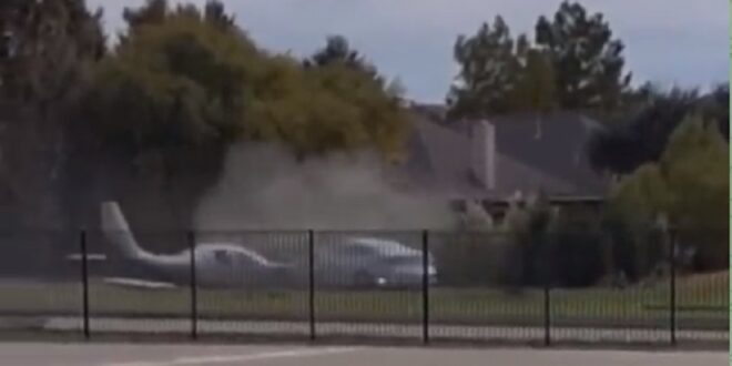 حادث سير نادر.. طائرة تصطدم بسيارة في تكساس (فيديو)