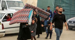 فلسطينيون من خان يونس ينزحون باتجاه رفح الحدودية مع مصر في 5 ديسمبر/ كانون الأول 2023
