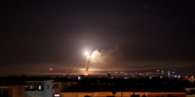 المرصد السوري: انفجارات بريفي دمشق والقنيطرة جراء قصف إسرائيلي