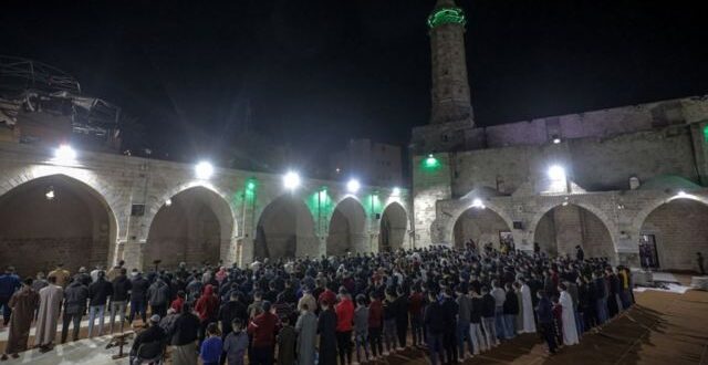 فلسطينيون يؤدون صلاة التراويح في المسجد العمري في غزة بعد صيام اليوم الخامس من شهر رمضان - 27 مارس/تشرين الأول 2023