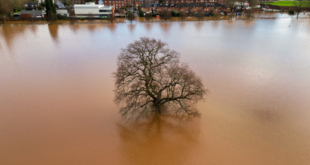 العاصفة هينك تتسبب بفيضانات في أنحاء واسعة من بريطانيا