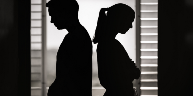 من يعاني من صعوبة التكيف مع الطلاق أكثر النساء أم الرجال؟