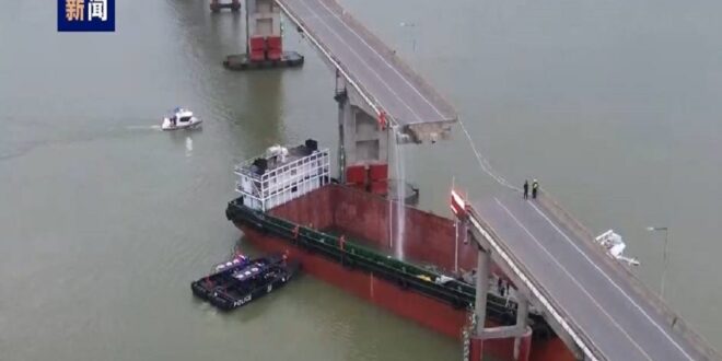 الصين.. اصطدام ناقلة حاويات بجسر وسقوط حافلة في النهر