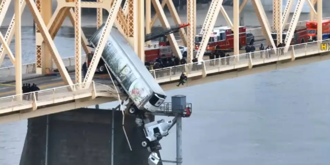 عملية إنقاذ دراماتيكية.. لحظات تحبس الأنفاس لسحب سائق من شاحنة تتدلى من جسر (فيديو)