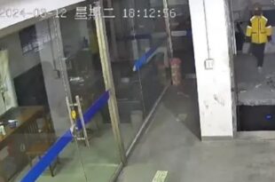 الصين.. سقوط عامل من فتحة مصعد في مبنى قيد الإنشاء! (فيديو)