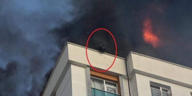 رجل إطفاء تركي يخلص نفسه من نيران حاصرته على سطح بناية (فيديو)