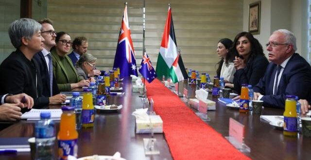 وزير الخارجية الفلسطيني السابق رياض المالكي (في المقدمة على اليمين) في استقبال وزيرة الخارجية الأسترالية بيني وونغ (في المقدمة على اليسار) وأعضاء وفدها في رام الله بالضفة الغربية المحتلة في 17 يناير/كانون الثاني 2024.