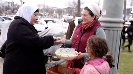 نشطاء يهود ومسيحيون يوزعون الحلوى والتمور على مصلين مسلمين في القدس