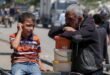 رجل وطفل فلسطينيان ينتظران الحصول على الطعام من مطبخ خيري، في ظل نقص إمدادات المساعدات، بعد أن شنت القوات الإسرائيلية عملية برية وجوية في الجزء الشرقي من رفح، 8 مايو/أيار 2024.
