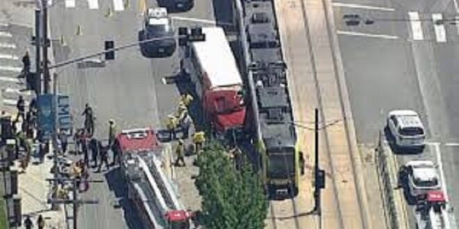 إصابة 55 شخصا على الأقل جراء اصطدم قطار بحافلة في لوس أنجلوس (فيديو)
