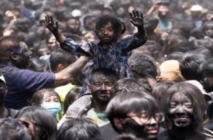 لسبب غريب.. صينيون يدهنون وجوههم باللون الأسود (فيديو)