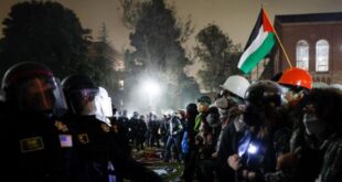 شرطة لوس أنجلوس تواجه الطلاب المؤيدين للفلسطينيين وتزيل جزءاً من حاجز المخيم في حرم جامعة كاليفورنيا، في 2 مايو/أيار 2024.
