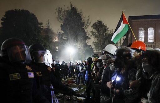 مجموعة ملثمة مؤيدة لإسرائيل تهاجم مؤيدين للفلسطينيين في جامعة كاليفورنيا