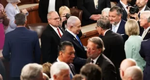 رئيس الوزراء الإسرائيلي بنيامين نتنياهو يحيي الحضور بعد خطابه في مبنى الكابيتول الأمريكي في واشنطن العاصمة، الولايات المتحدة في 24 يوليو/تموز 2024.