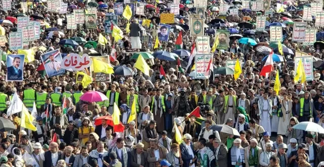 متظاهرون يحتشدون في العاصمة اليمنية صنعاء ويحملون رايات حزب الله وفلسطين. 7 أكتوبر/تشرين أول 2024